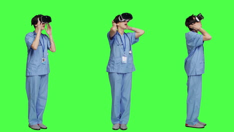 Medizinische-Assistentin-Arbeitet-Mit-Virtual-Reality-Brille-Vor-Greenscreen